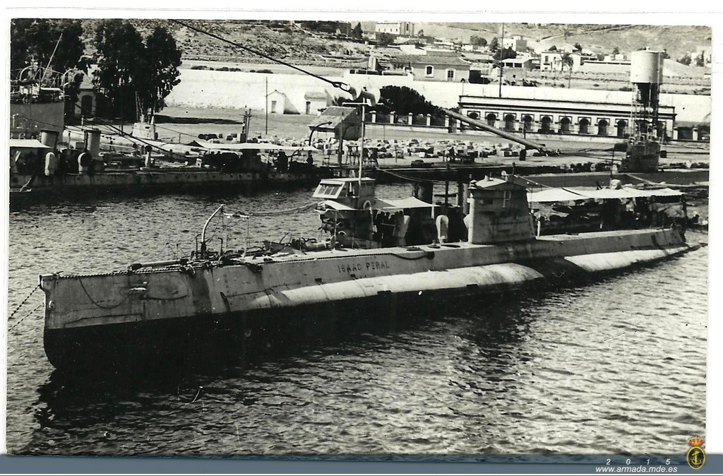 EL "Isaac Peral", el B-5 y dos torpederos atracados en la Base de Submarinos a principios de los años 30. Al fondo se distingue la iglesia del cartagenero Barrio de la Concepción.